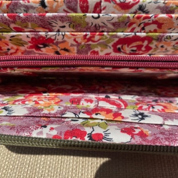 Travelon dark green wristlet   pretty floral inner - Picture 5 of 9